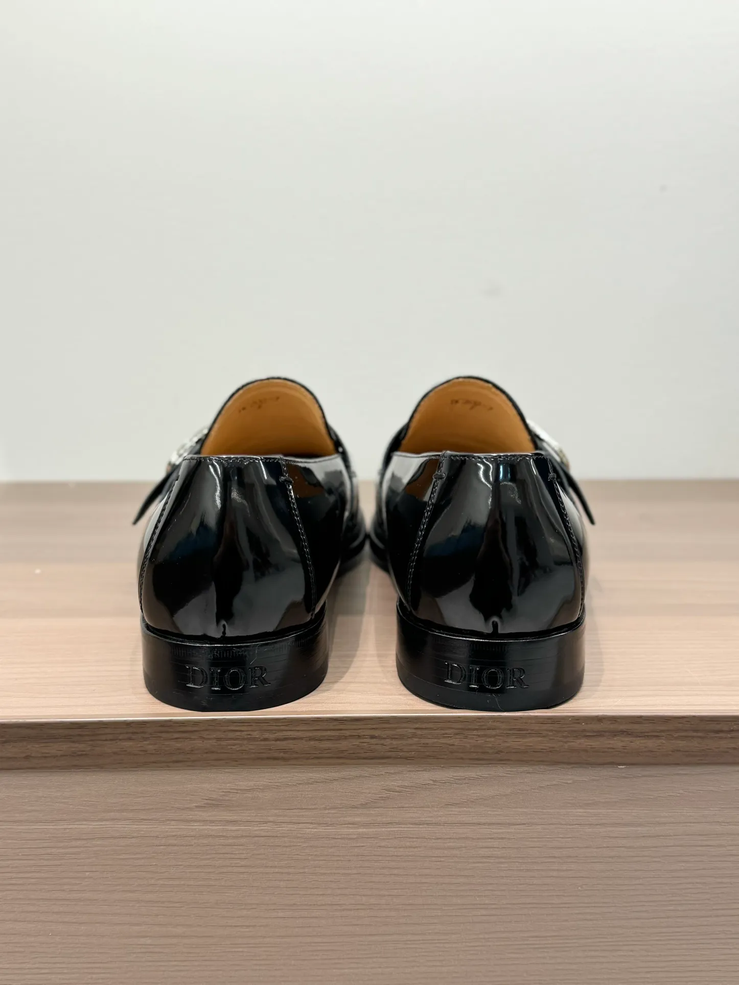[Dior Dior] Top P: 960💰 Standard code 39-44 (38.45.46 custom-made, non-refundable and non-exchangeable) Dior Dior's latest high-end men's boutique casual leather shoes, the upper is carefully made of black cowhide/open-edge beaded leather/high-mercerized frosted cowhide, the classic silhouette shows elegance, and the upper strap is matched with a metal-coated CD Icon decorative buckle to enhance the style. Comfortable and lightweight, the Italian leather sole features anti-slip rubber inserts. The Blake structured leather sole with anti-slip details showcases Dio*'s exceptional craftsmanship. Elegant and refined, it can be matched with all kinds of suits.